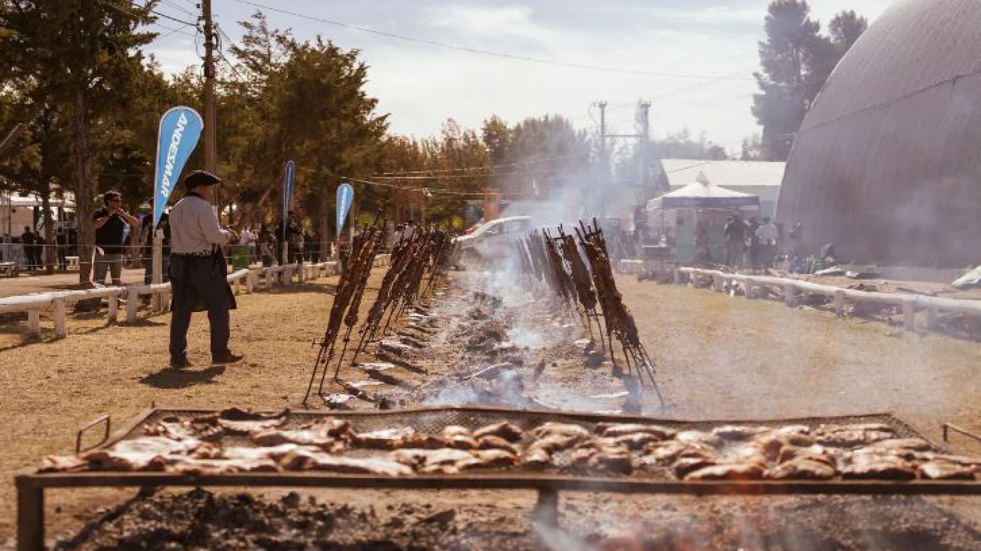 Prevén asar cien costillares a la llama.